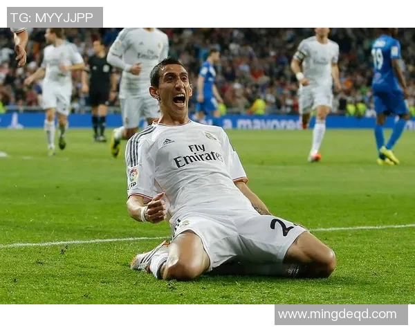 镜头捕捉：金球奖赛场小动作引发热议