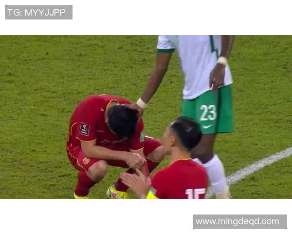 曼城赛场细节镜头曝光小动作引发球迷热议讨论不断